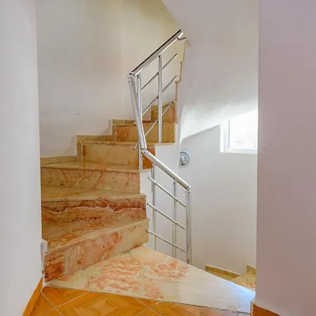 Guen-Day Homes - Begonya Villa
